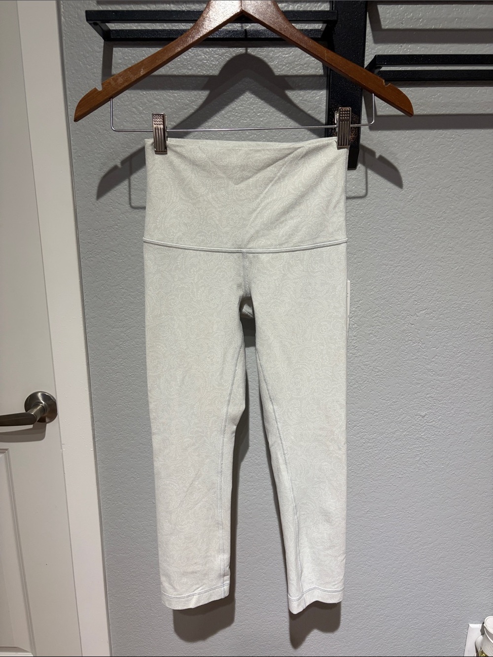 Lululemon High-Rise Leggings Size 4 Light Gray Tonal Print Yoga Tights